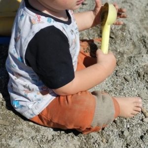 Robuste Kinderhose mit verstärkten Kniebereichen durch Cord - perfekt als Krabbelhose & Hose zum Spielen; handgemacht & gegen Löcher