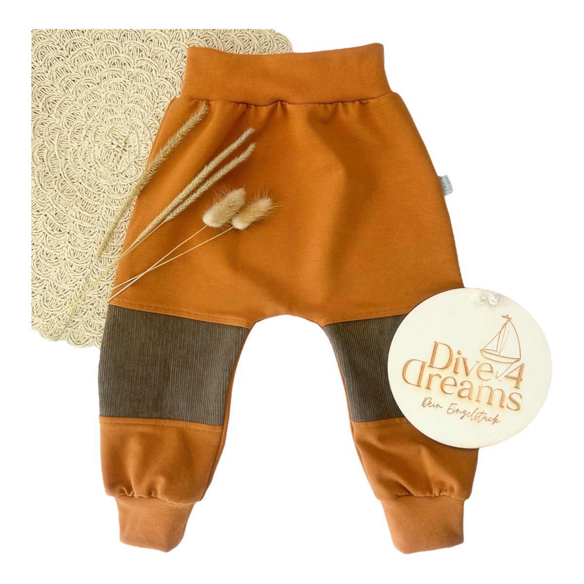 Räuberhose aus Bio-French Terry mit robustem Cord an den Kniebereichen, perfekt für Krabbelkinder und Kinder zum Spielen; mit bequemem Bauchbündchen