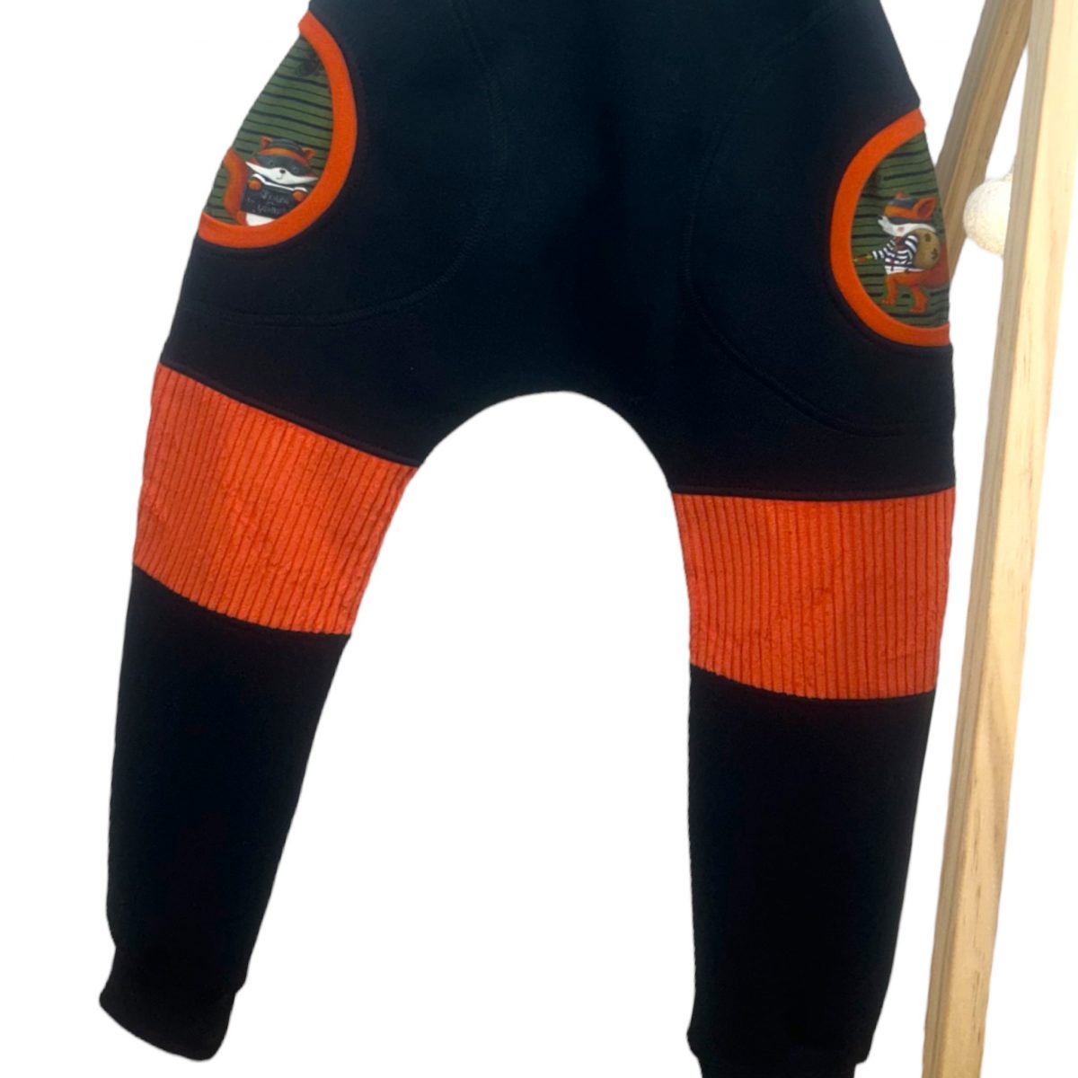 Räuberhose aus Bio-French Terry mit robustem Cord an den Kniebereichen, perfekt für Krabbelkinder und Kinder zum Spielen; mit bequemem Bauchbündchen