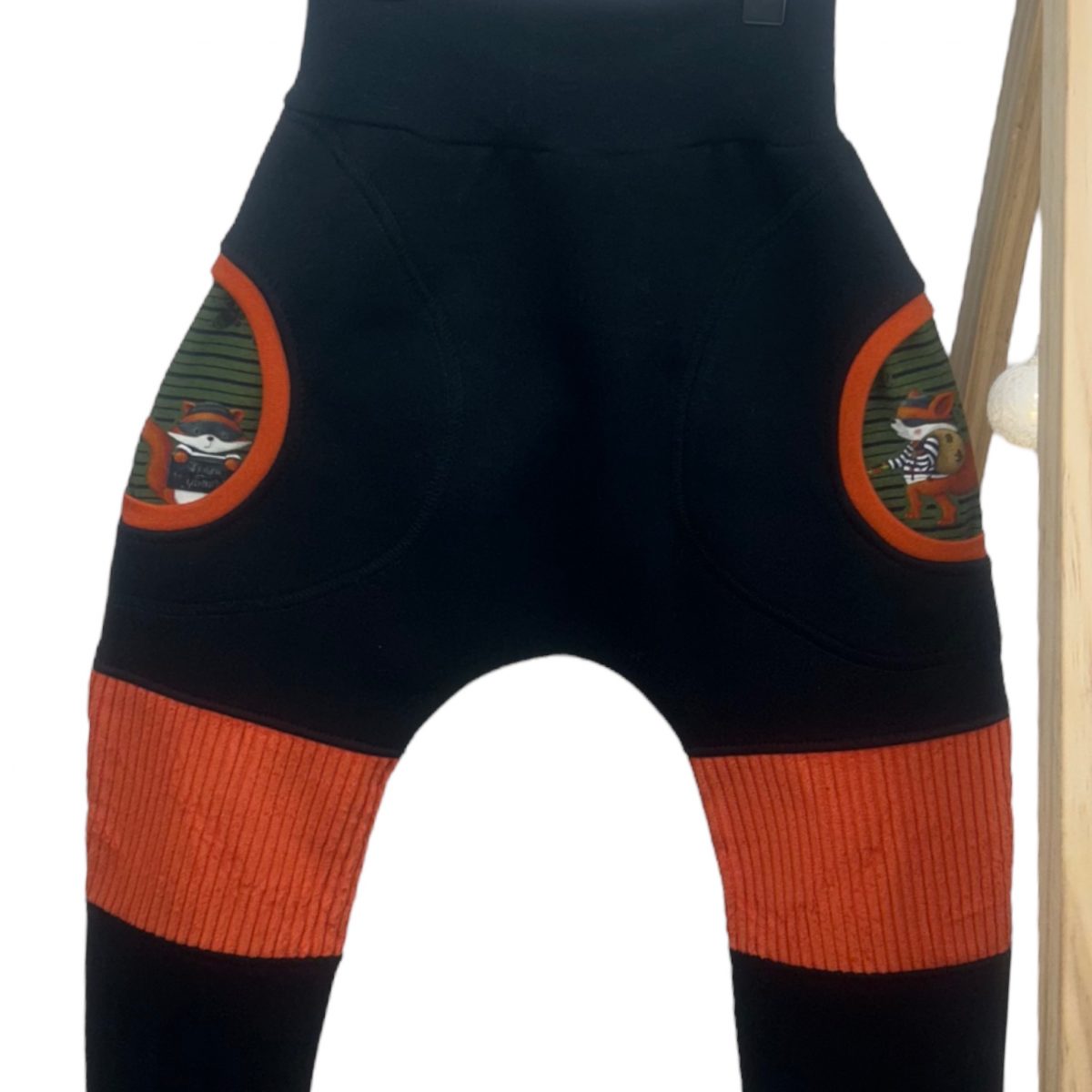 Räuberhose aus Bio-French Terry mit robustem Cord an den Kniebereichen, perfekt für Krabbelkinder und Kinder zum Spielen; mit bequemem Bauchbündchen; mit Hosentaschen mit coolem Räuber-Fuchs-Motiv