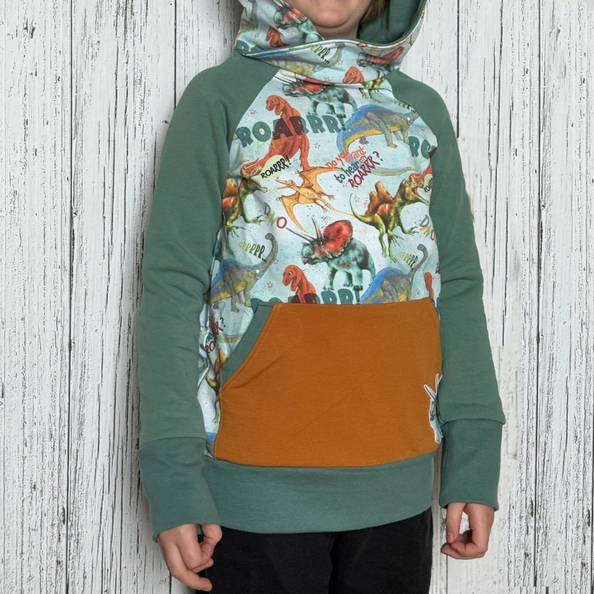 Tragefoto von handgemachtem Hoodie mit coolem Dino-Motiv und einer Bauchtasche mit Applikation, nachhaltige Kindermode