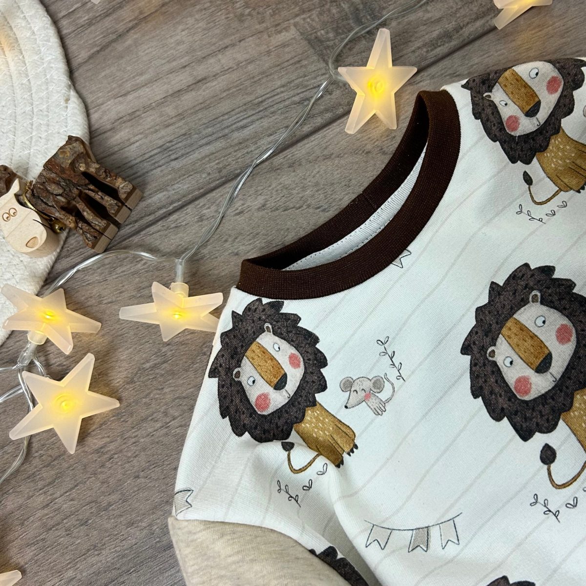 Detailfoto Oversize Pullover aus weichem French Terry mit Löwen-Motiv und süßer Maus - liebevoll handgemacht mit Nackenversäuberung für hochwertige Optik und damit am Hals nichts kratzt