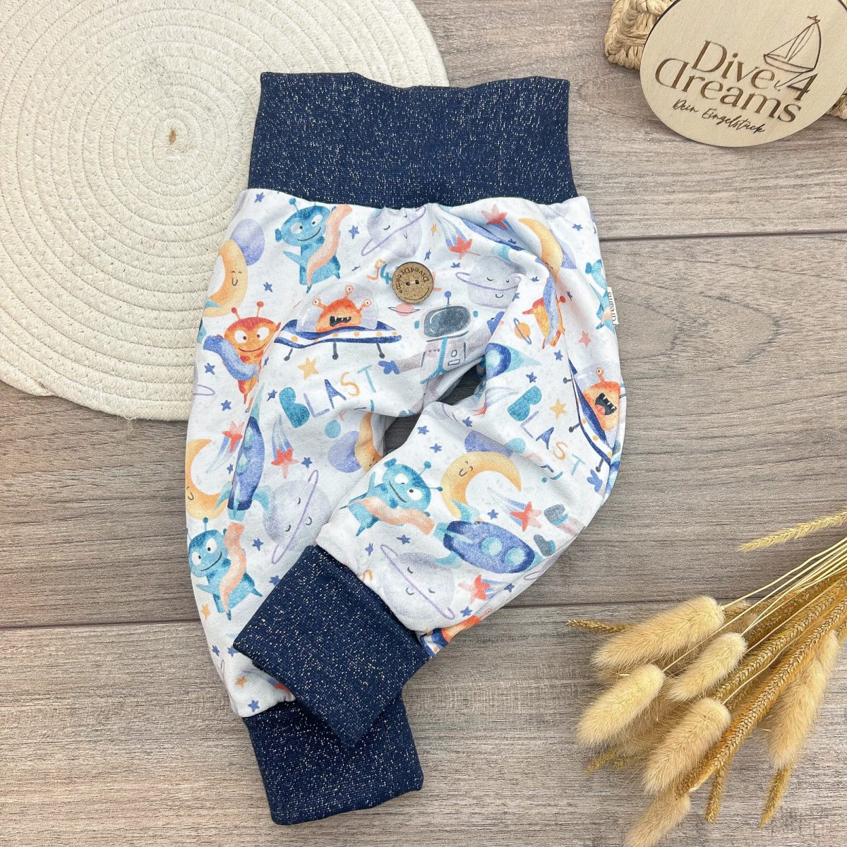 Handmade Pumphose für Babys und Kinder - weiche, elastische Pumphose mit Bündchen. Bequemer Schnitt für viel Bewegungsfreiheit, ideal für jede Jahreszeit und perfekt für Tragekinder