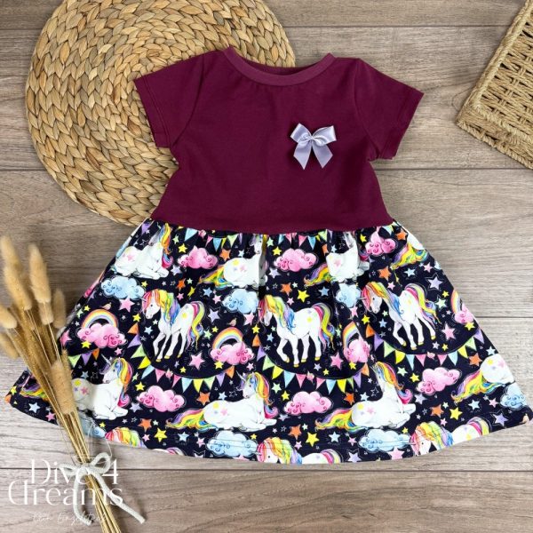 Handmade Kleid für Mädchen aus weichem Jersey Stoff mit Einhorn-Motiv mit Sternen in Regenbogen-Farben, das Oberteil ist einfarbig - liebevoll handgemacht & mitwachsend für Babys & Kinder