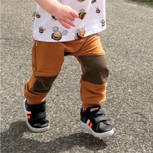 Handmade Kinderkleidung - robuste Krabbelhose aus weichem, dehnbarem French Terry mit Cord an den Knien (schützt die robuste Kinderhose vor Löchern am Knie)