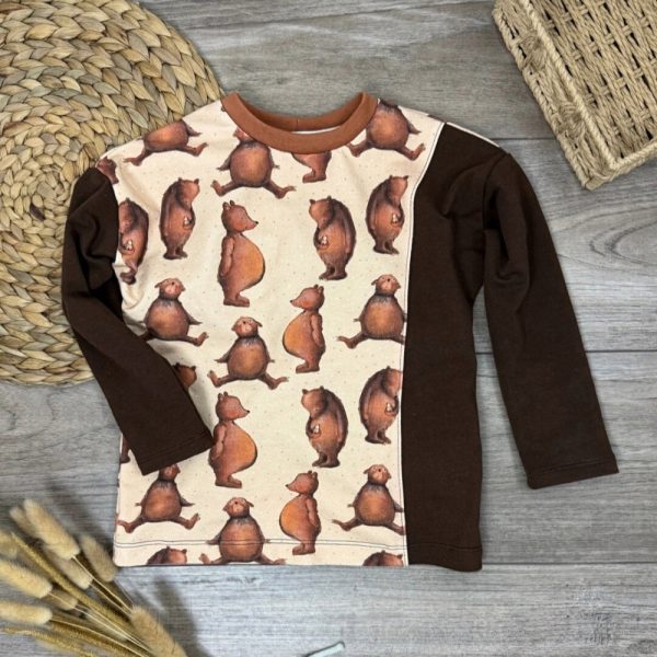 Handgemachtes Langarmshirt für Babys & Kinder mit besonderem Detail - eine Teilung am Vorderteil macht es zum Hingucker; liebevoll genäht aus weichem French Terry mit niedlichem Bären-Motiv & perfekt für kühlere Tage im Sommer, die Übergangszeit oder den Winter