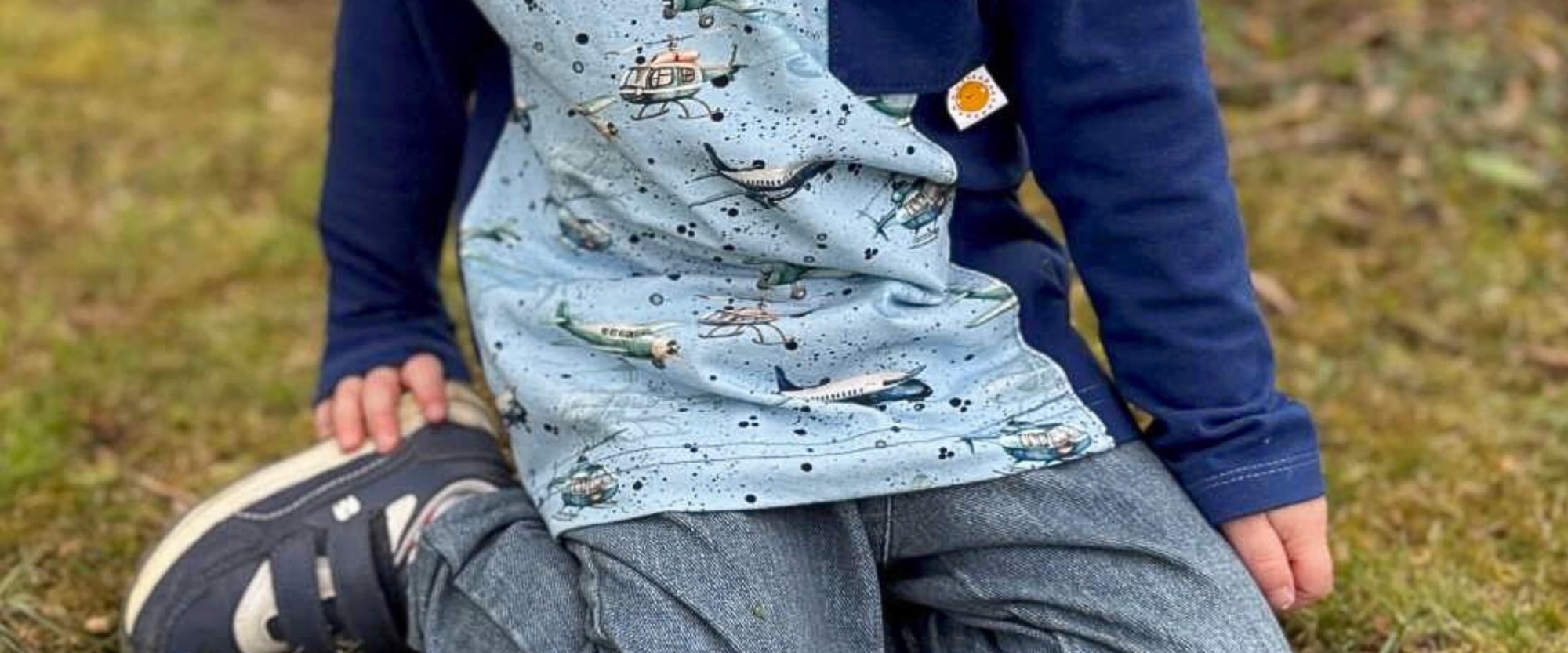 Kind mit handgemachtem Langarmshirt aus Jersey mit Flugzeug und Hubschrauber Motiv und handgemachte Kinderhose - bequem & mitwachsend, ideal für Spielplatz & Alltag