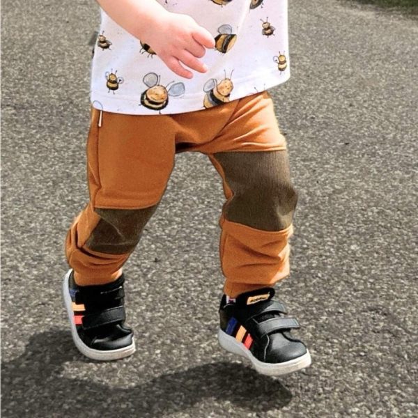 Robuste Kinderhose für Babys & Kinder mit Kniebereichen aus Cord und Hauptstoff aus weichem French Terry - handgemacht. Ideal als Krabbelhose oder Tobehose für Abenteuer & Spielspaß